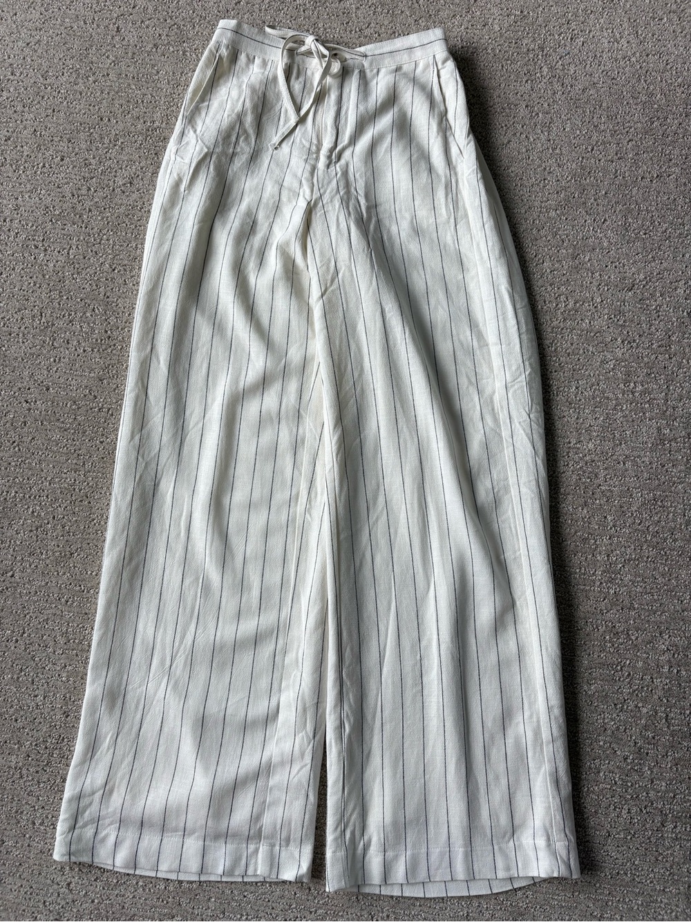 Womenโs White Pinstripe Wide-Leg Drawstring Pants